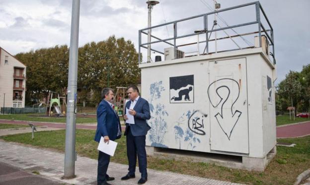 El director del CIMA, Jesús García, y el alcalde de El Astillero, Francisco Ortiz, visitaron la estación medidora del aire, tras los resultados.