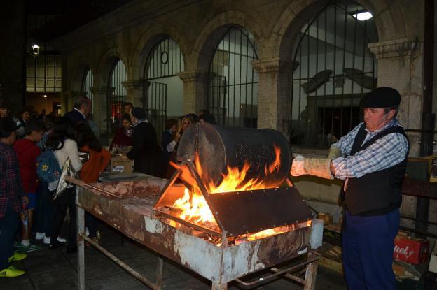 En la última edición se repartieron 100 kilos de castañas. 