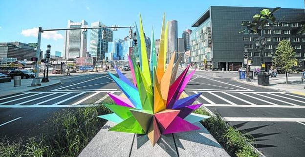 Obra característica del universo Okuda que preside la avenida del Paseo Marítimo de la capital de Massachusetts. 