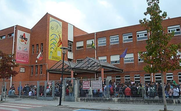 Los alumnos se concentraron ayer a las puertas del instituto.