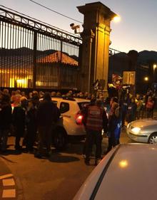 Imagen secundaria 2 - Los trabajadores, concentrados esta mañana a las puertas de El Dueso.