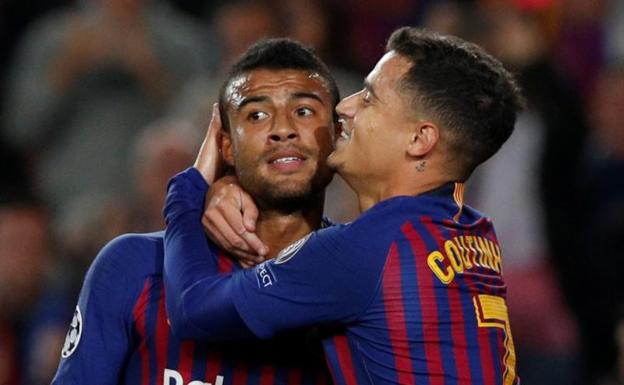 Rafinha recibe la felicitación de Coutinho tras marcar el primero del Barça. 