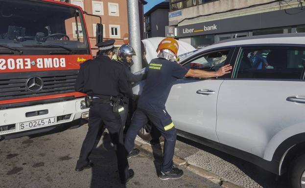 Bomberos y policías, en el lugar del accidente ocurrido sobre las 10.00 horas.