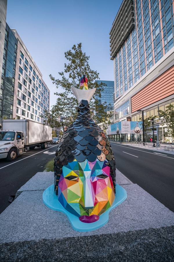 El Puerto Marítimo de Boston (Seaport) ha confiado en el artista contemporáneo santanderino Okuda San Miguel para culminar la transformación visual del bulevar portuario con su intervención escultórica Aire, mar y tierra.