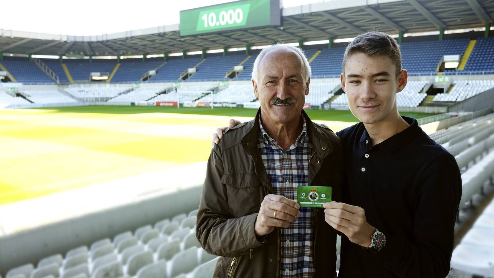 El abonado 10.000, Marco Rebanal, junto a 'Tuto' Sañudo en los Campos de Sport de El Sardinero.