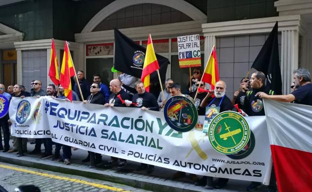 Concentración de este jueves en la calle Bonifaz de Santander, frente a la sede regional del PSOE.