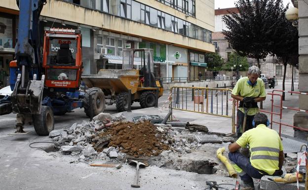 Trabajadores en Torrelavega, a finales de septiembre.