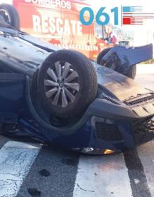 Imagen secundaria 2 - Tres heridas leves en Escobedo tras volcar el coche en el que viajaban
