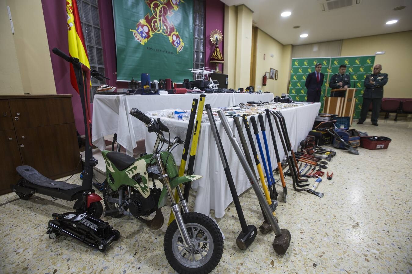 La Guardia Civil muestra la multitud de objetos robados por el clan afincado en caravanas en Astillero. Cuatro de los cabecillas están en prisión
