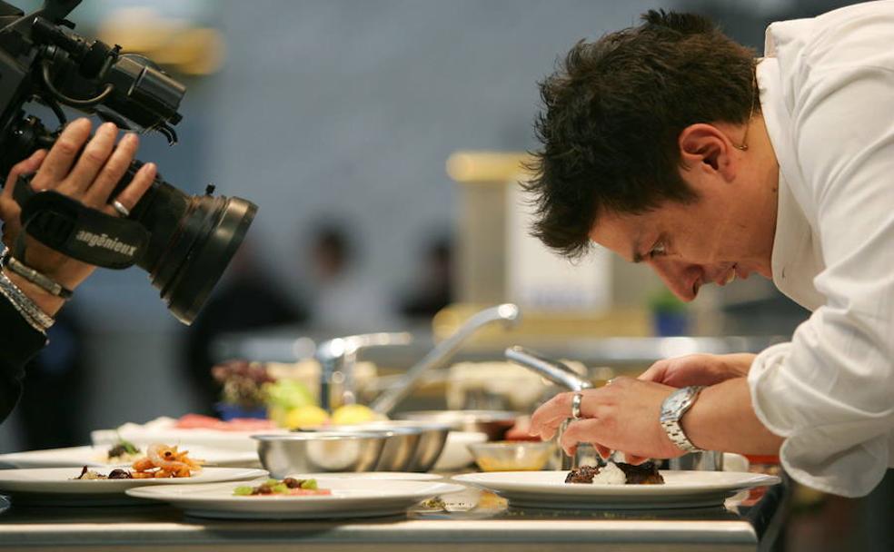 El chef colombiano afincado en Norteamérica, Josh DeChellis, prepara su plato en el Congreso Madrid Fusión.