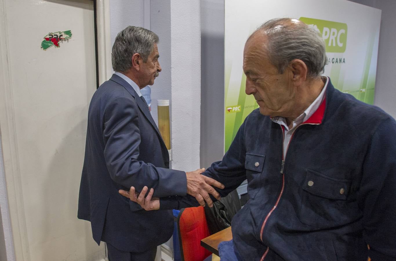 Revilla comunicó, tras anunciar su decisión a los miembros del Comité Ejecutivo del PRC, que volverá a ser candidato a la presidencia del Gobierno de Cantabria