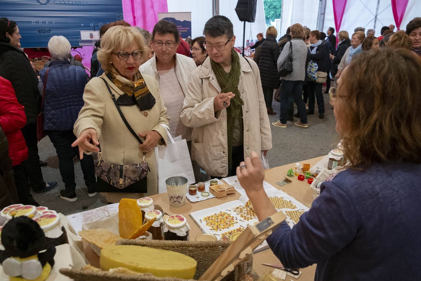 Fotos: Inauguración de la VII Feria de Mujeres Artesanas y Emprendedoras de Cantabria en Renedo de Piélagos