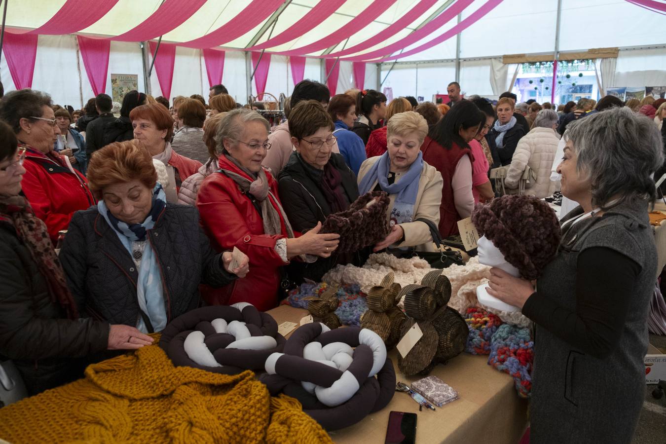 Fotos: Inauguración de la VII Feria de Mujeres Artesanas y Emprendedoras de Cantabria en Renedo de Piélagos