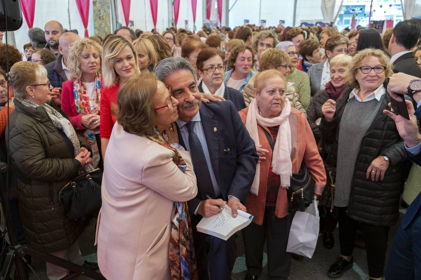 Fotos: Inauguración de la VII Feria de Mujeres Artesanas y Emprendedoras de Cantabria en Renedo de Piélagos
