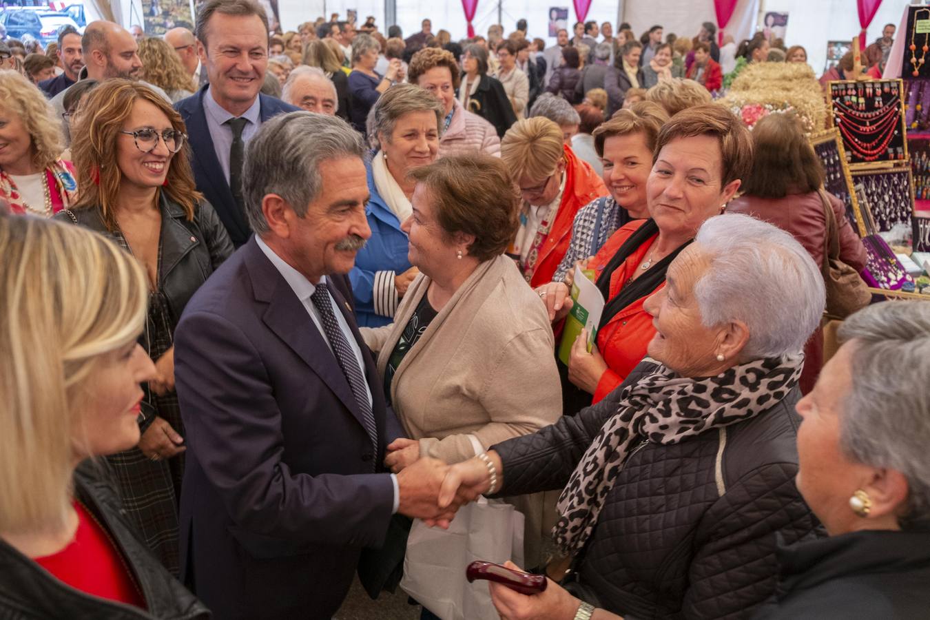 Fotos: Inauguración de la VII Feria de Mujeres Artesanas y Emprendedoras de Cantabria en Renedo de Piélagos