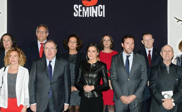 La reina Letizia junto a autoridades y miembros de la organización de la Seminci vallisoletana.