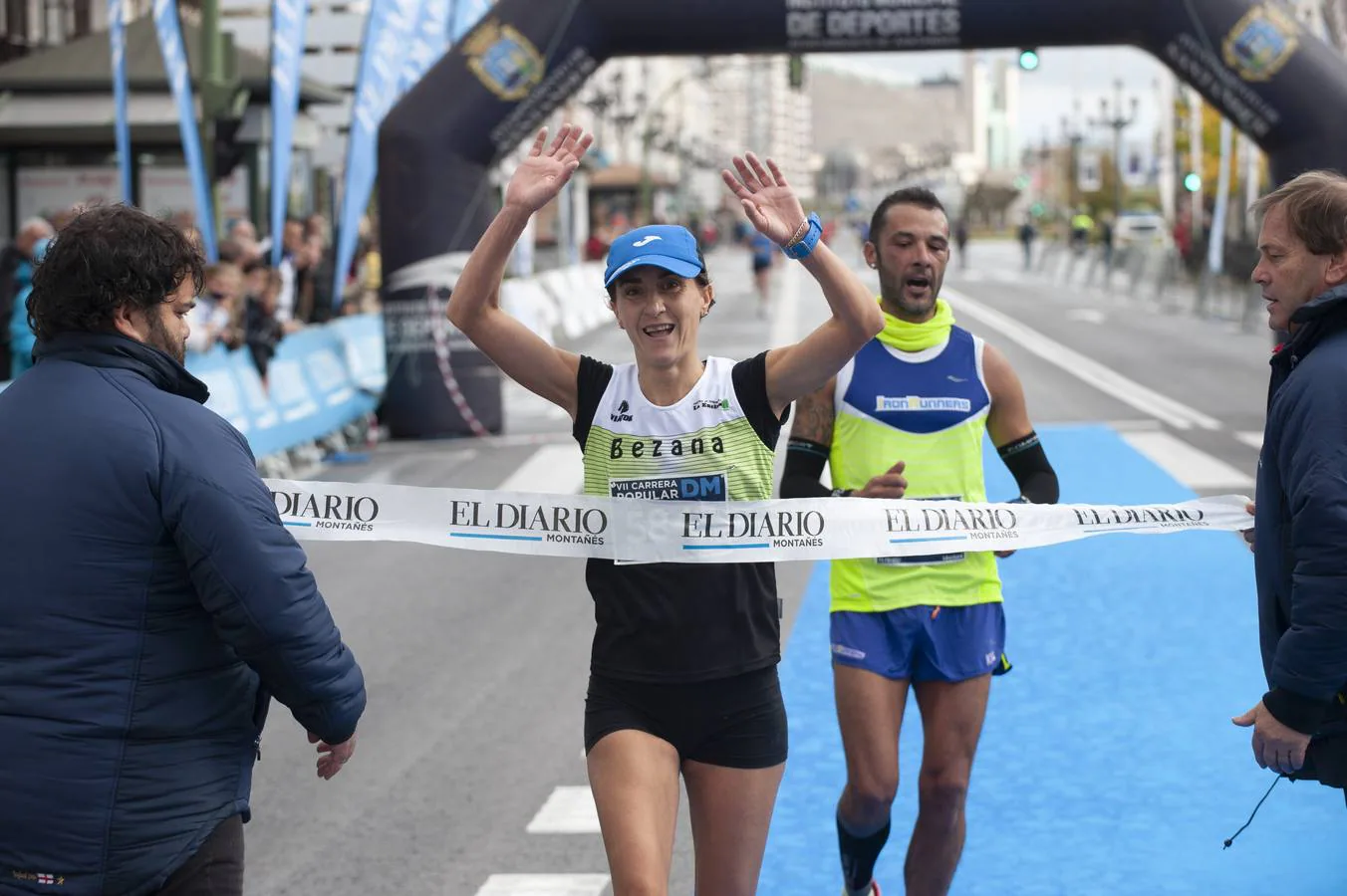 El mal tiempo no pudo con las ganas de hacer deporte y disfrutar de cientos de atletas de todas las edades y condiciones en Santander.