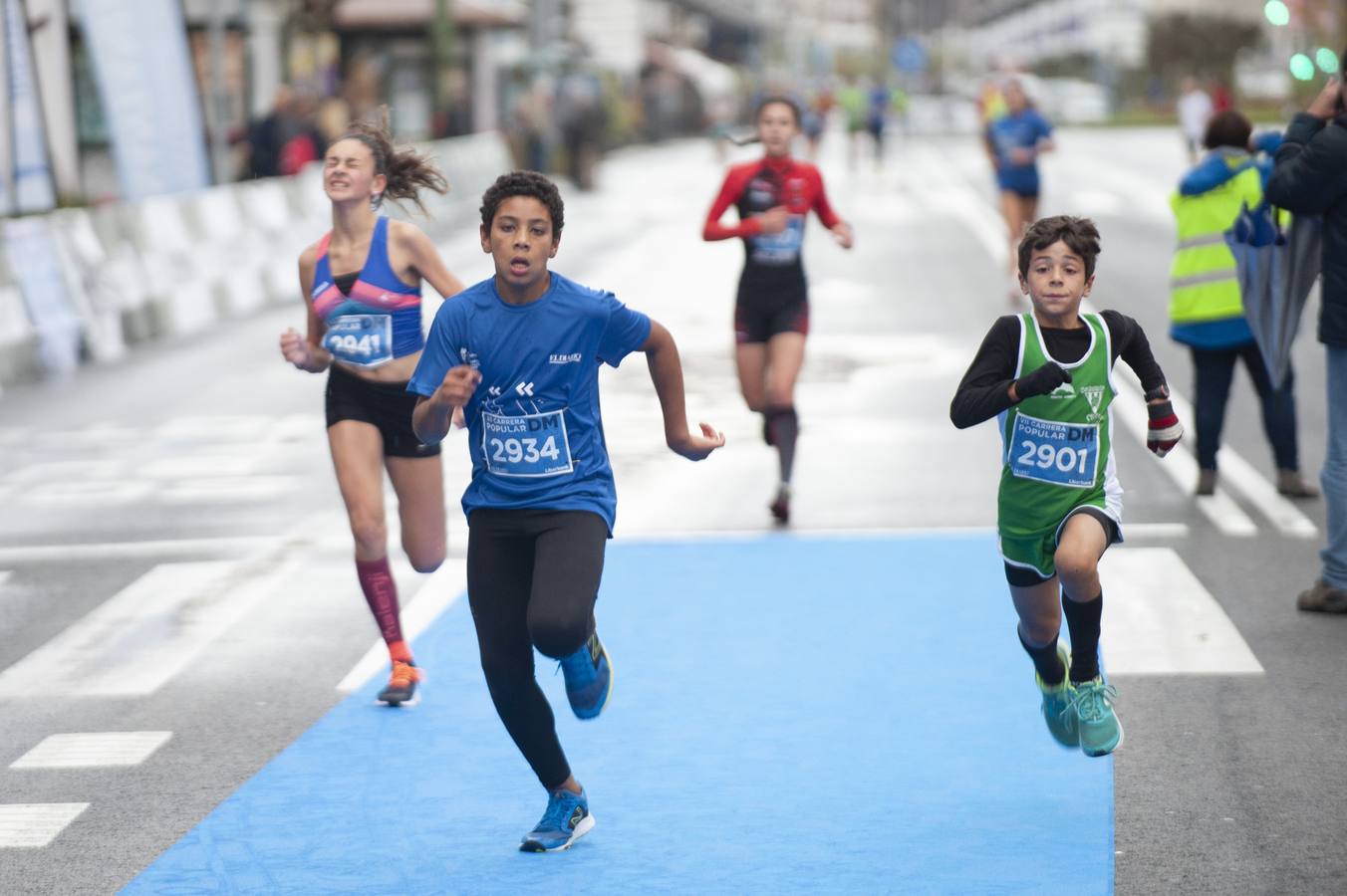 El mal tiempo no pudo con las ganas de hacer deporte y disfrutar de cientos de atletas de todas las edades y condiciones en Santander.