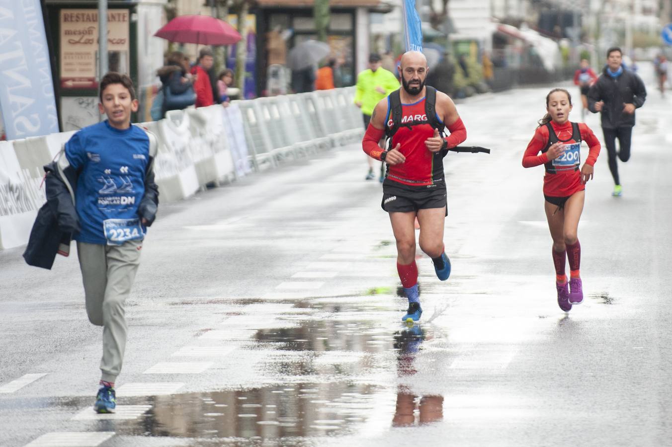 El mal tiempo no pudo con las ganas de hacer deporte y disfrutar de cientos de atletas de todas las edades y condiciones en Santander.