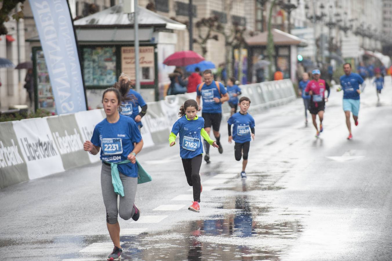 El mal tiempo no pudo con las ganas de hacer deporte y disfrutar de cientos de atletas de todas las edades y condiciones en Santander.