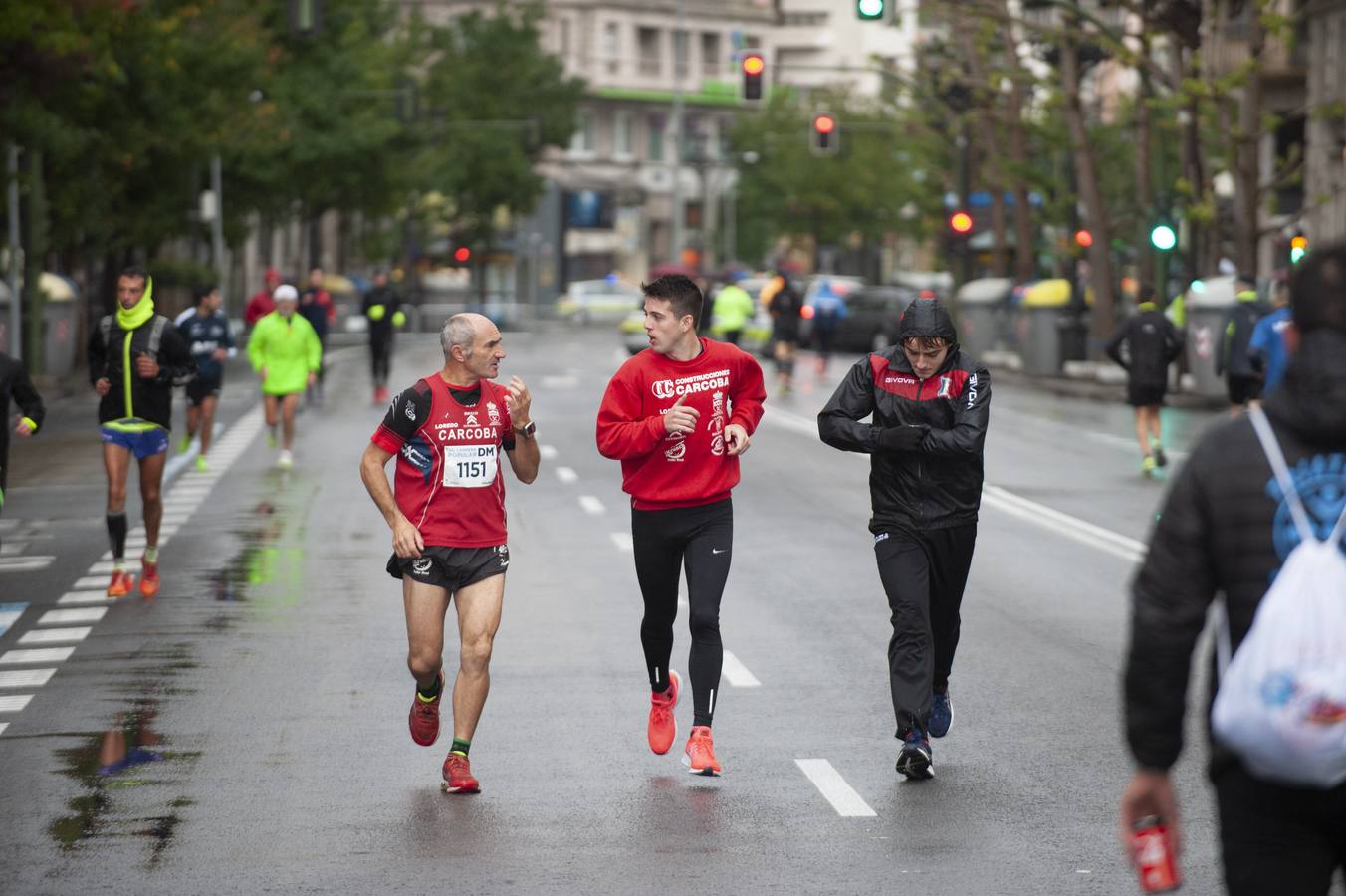 El mal tiempo no pudo con las ganas de hacer deporte y disfrutar de cientos de atletas de todas las edades y condiciones en Santander.