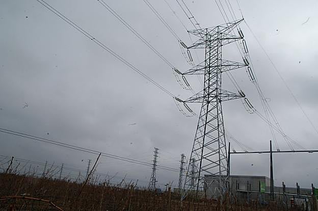 Los juzgados están dando la razón a los municipios para cobrar tasas por el uso del terreno donde se asientan torres eléctricas. 