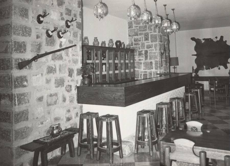 Esta construcción de 1966 está rodeada de la imponente verticalidad y el paisaje idílico de los Picos de Europa. Su interior es cálido y acogedor, y los platos caseros de la cocina tradicional cántabra son su especialidad, como el cocido lebaniego o el solomillo al queso de Tresviso. En la actualidad tiene 80 habitaciones y emplea a 40 trabajadores.