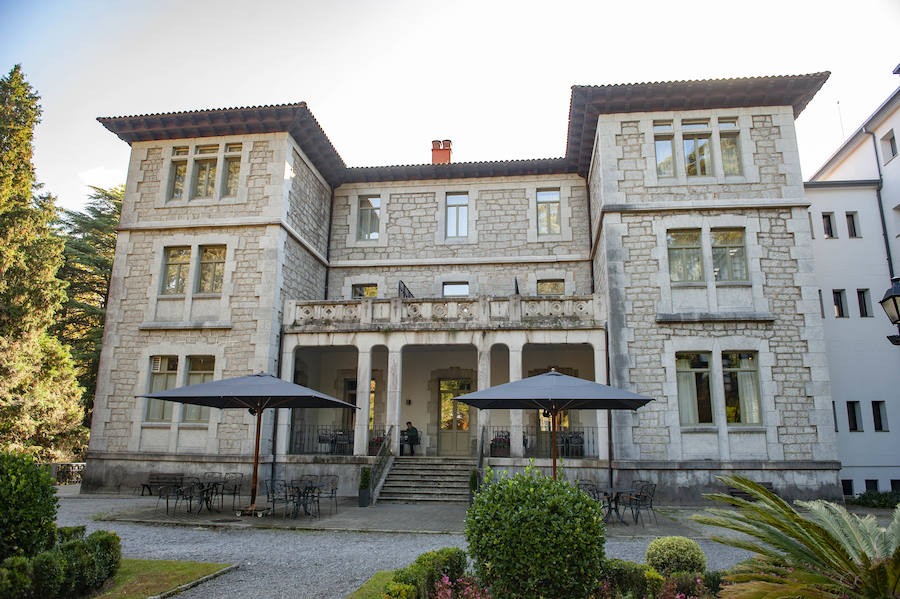 El Parador de Limpias abrió sus puertas en 2004 en el Palacio de Eguilior, ubicado en la finca de 'El Castañar'. El edificio es´a rodeado de un magnífico parque con singulares ejemplares arbóreos y dispone de 65 habitaciones. 