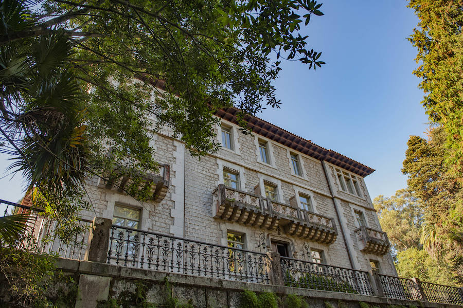 El Parador de Limpias abrió sus puertas en 2004 en el Palacio de Eguilior, ubicado en la finca de 'El Castañar'. El edificio es´a rodeado de un magnífico parque con singulares ejemplares arbóreos y dispone de 65 habitaciones. 