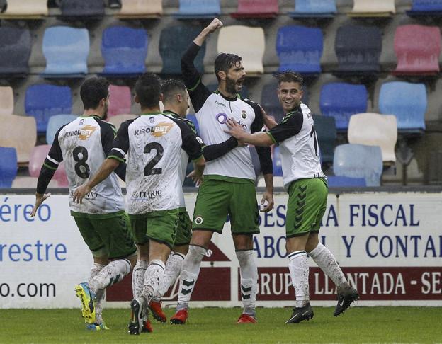 Segovia es felicitado por sus compañeros tras anotar un gol. 