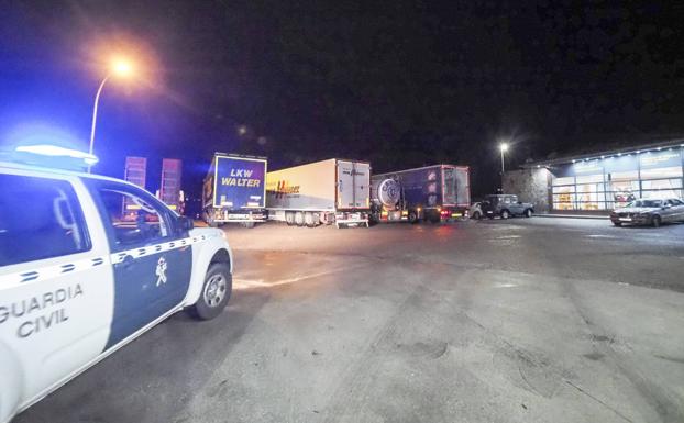 Imagen. Camiones embolsados en Arenas de Iguña durante la madrugada del domingo.