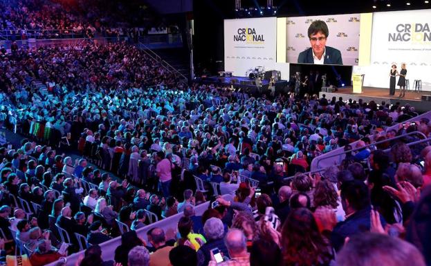 Puigdemont se dirige por videoconferencia a los asistentes a la convención constituyente de la Crida el sábado en Manresa.