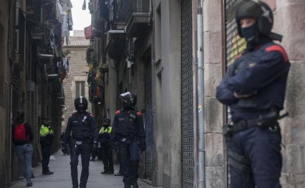 Imagen de varios agentes durante la operación. 