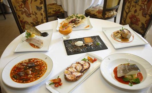 El cocido lebaniego, el cocido montañés y el ensartado de jibión con verdura son las especialidades de los Paradores de Cantabria.