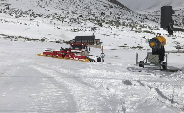 Una máquina pisa la nieve esta mañana en una de las pistas de la estación.