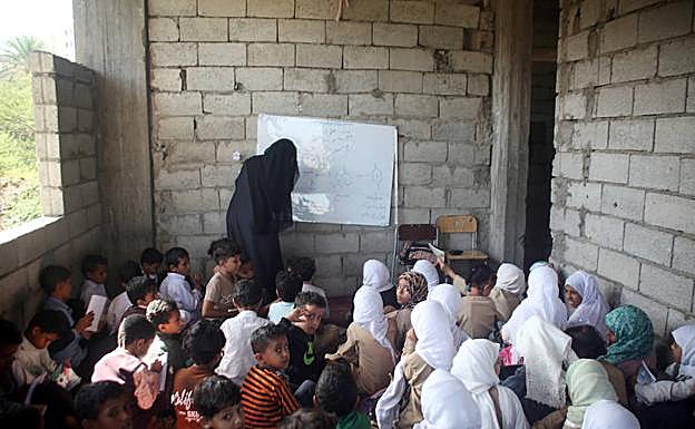 Una de las aulas en casa del maestro yemení.