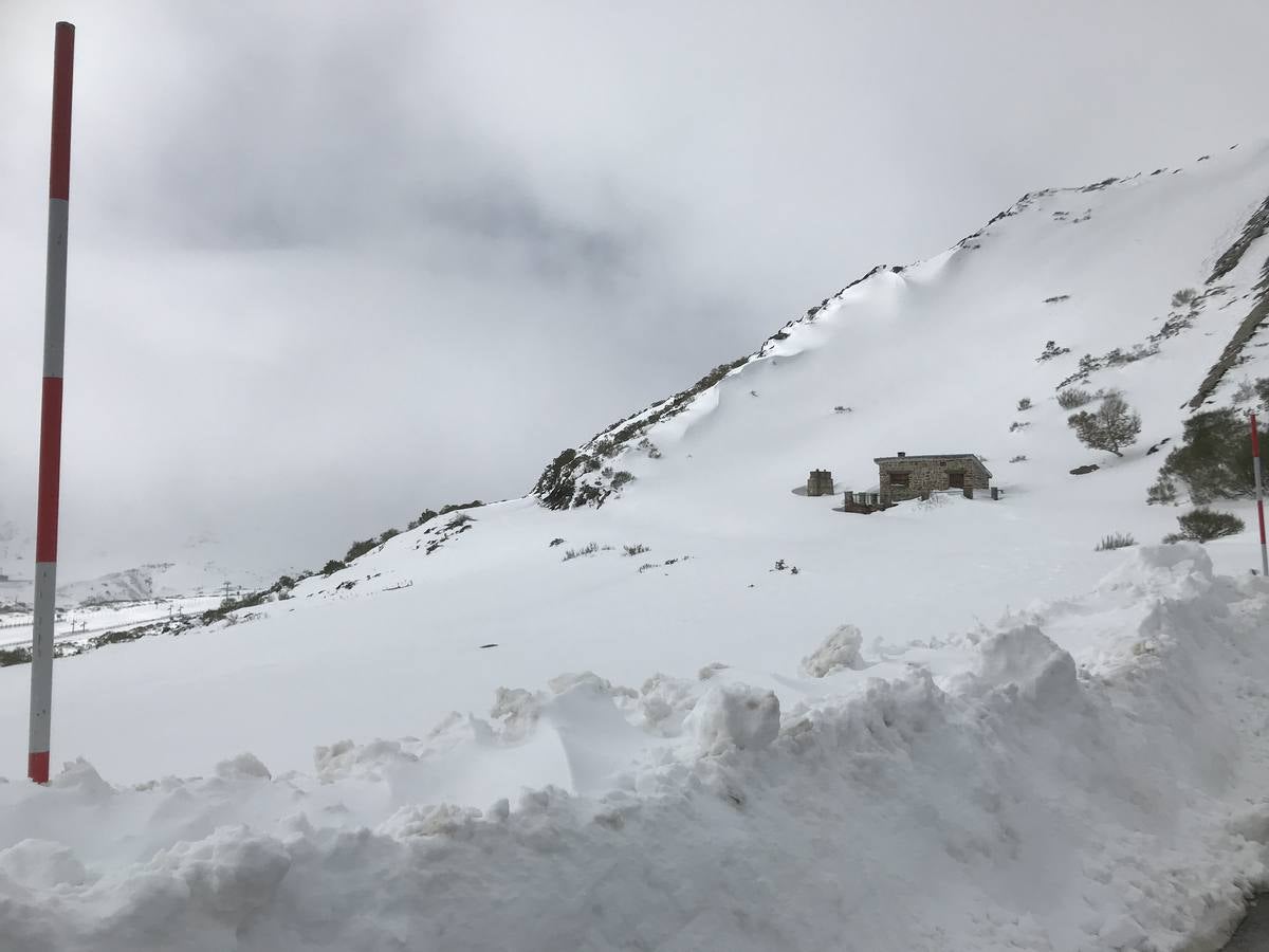 Fotos: La nieve cubre Brañavieja