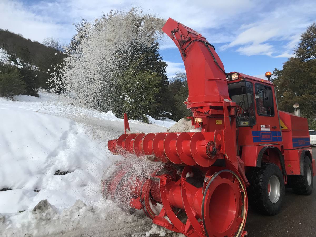 Fotos: Nieve en el puerto de Palombera