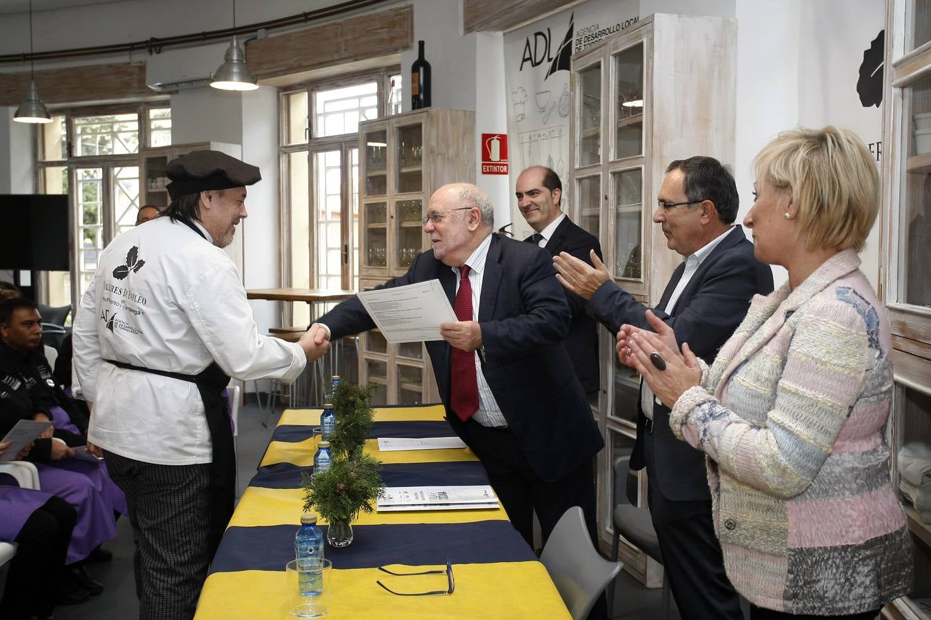 Fotos: Clausurado en Torrelavega un taller de empleo tras formar en hostelería a 30 parados de larga duración