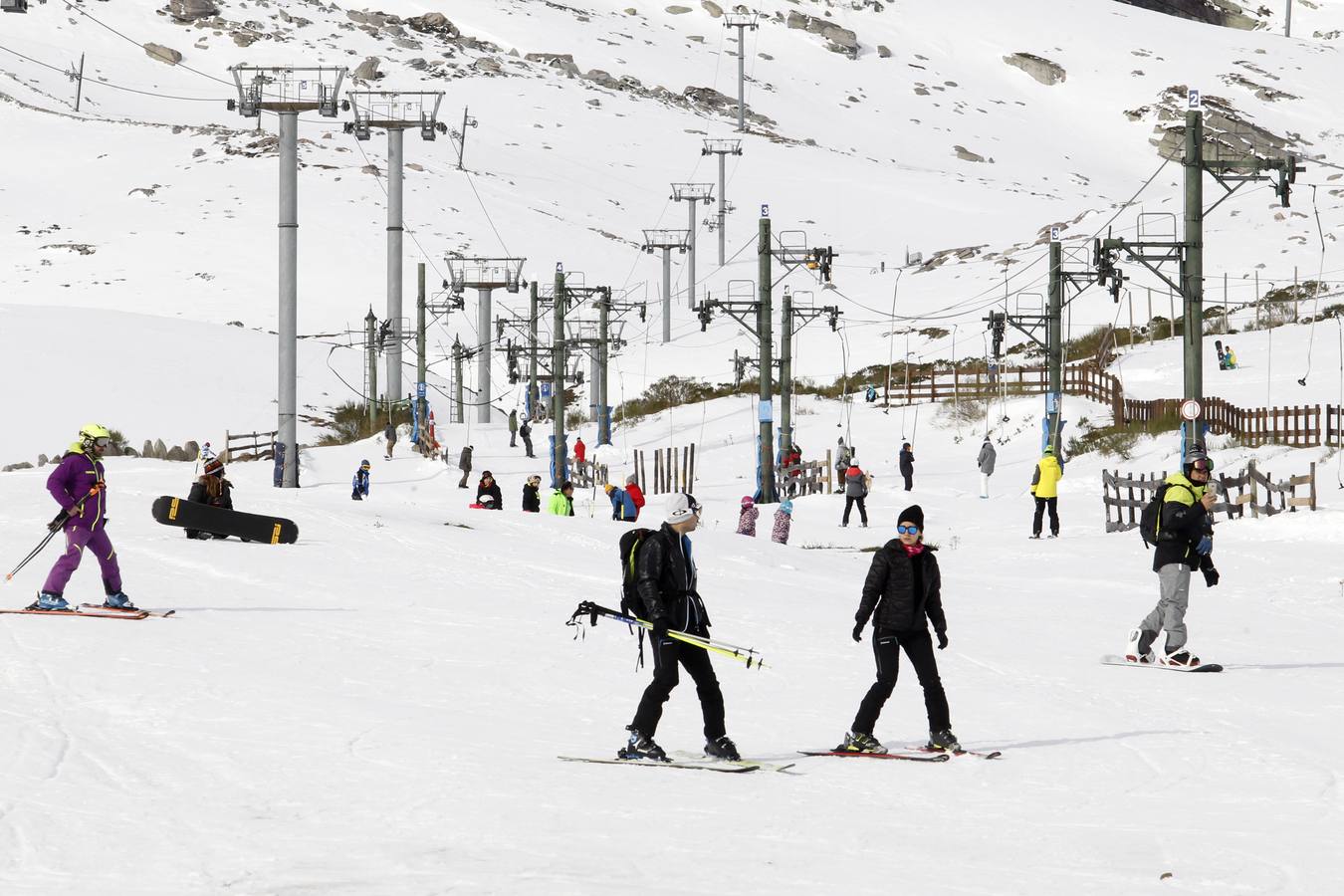 Fotos: Primeros esquiadores en la Estación de Alto Campoo