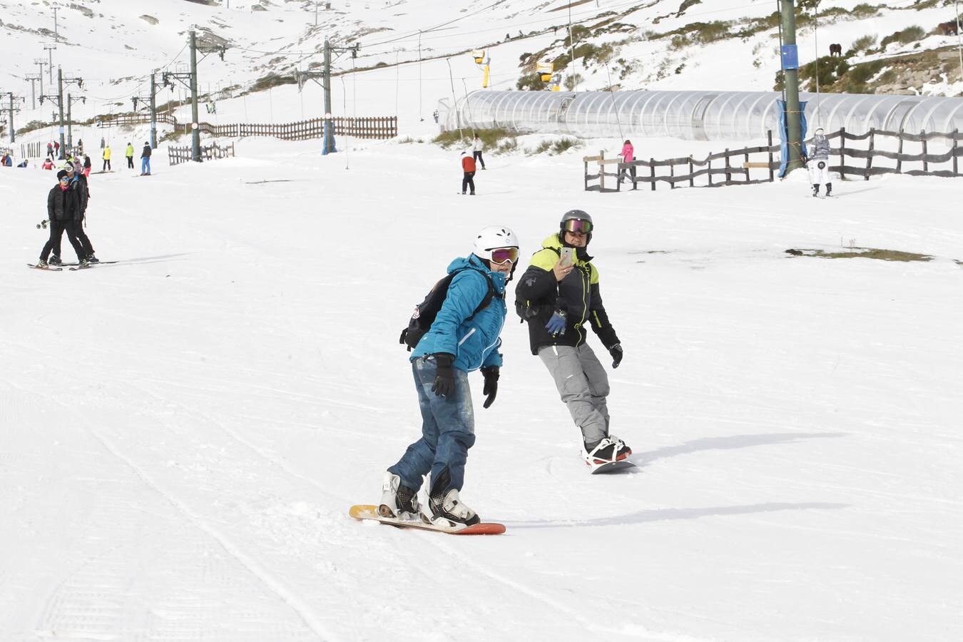 Fotos: Primeros esquiadores en la Estación de Alto Campoo