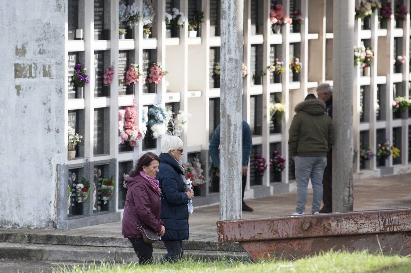 Imágenes de los cementerios de Ciriego (Santander) y del camposanto de Torrelavega, este 1 de noviembre