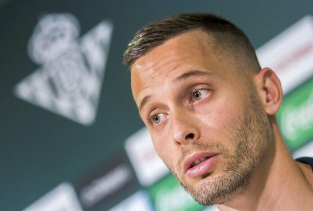 Sergio Canales, durante su presentación como futbolista del Betis. 