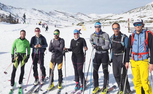 Algunos esquiadores, este jueves por la mañana en Alto Campoo.