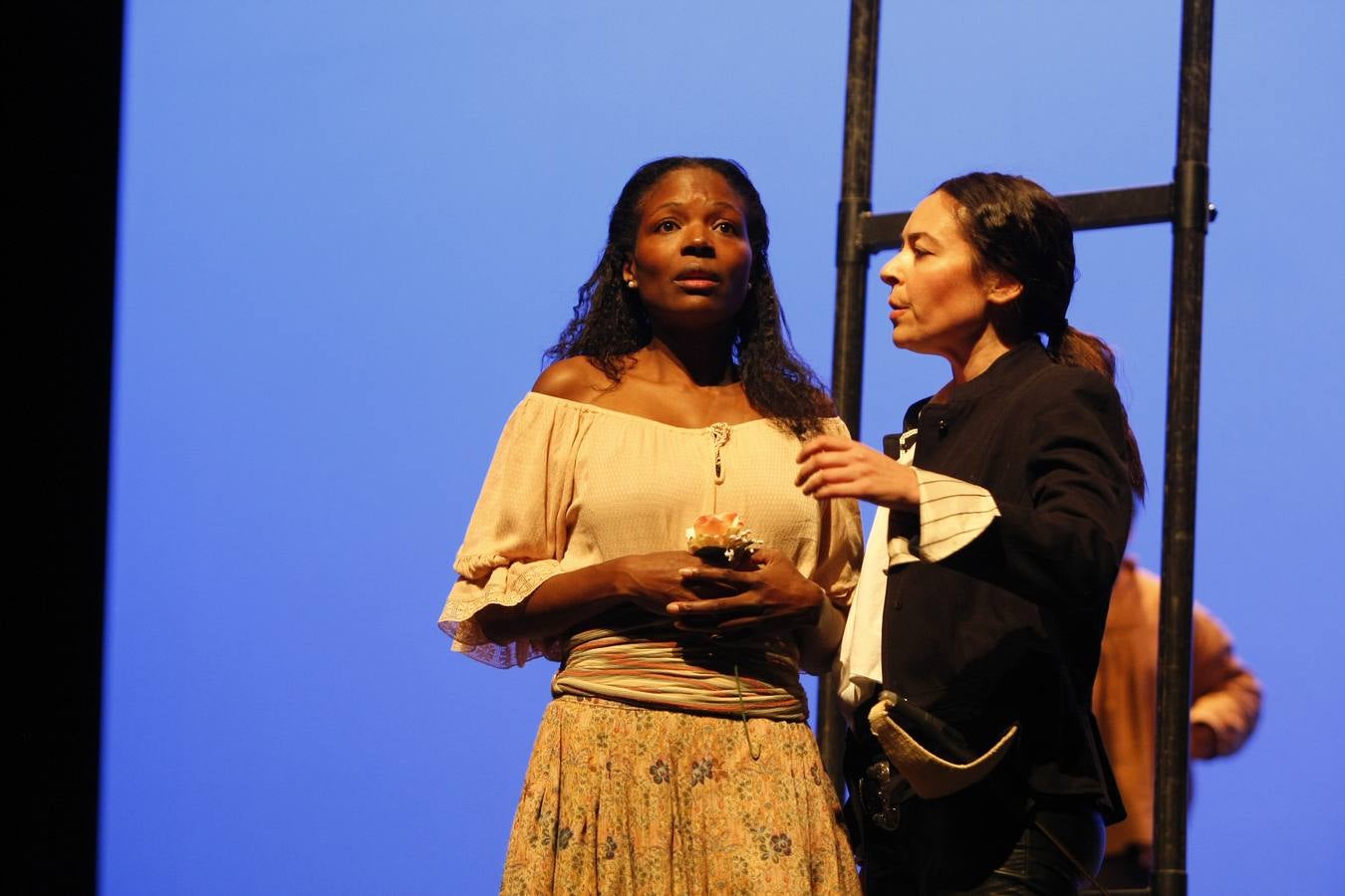 Como es tradición en Torrelavega, anoche, 31 de noviembre, el público se volvió a congregar para disfrutar de una representación del Don Juan de Noviembre, esta vez, a cargo de la Machina Teatro que ofreció una versión dirigida por Rosa Casuso.En esta ocasión, la puesta en escena fue en el TMCE, debido a la lluvia, con la peculiaridad de que Don Juan fue interpretado por una mujer, Patricia Cercas.