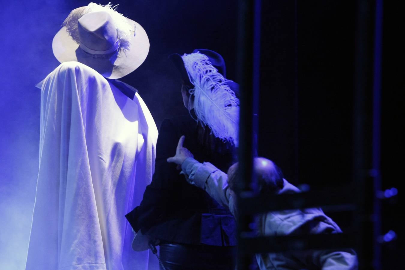 Como es tradición en Torrelavega, anoche, 31 de noviembre, el público se volvió a congregar para disfrutar de una representación del Don Juan de Noviembre, esta vez, a cargo de la Machina Teatro que ofreció una versión dirigida por Rosa Casuso.En esta ocasión, la puesta en escena fue en el TMCE, debido a la lluvia, con la peculiaridad de que Don Juan fue interpretado por una mujer, Patricia Cercas.