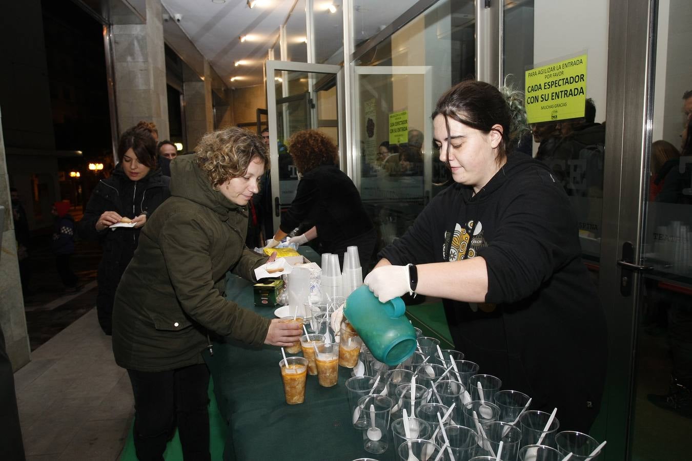 Como es tradición en Torrelavega, anoche, 31 de noviembre, el público se volvió a congregar para disfrutar de una representación del Don Juan de Noviembre, esta vez, a cargo de la Machina Teatro que ofreció una versión dirigida por Rosa Casuso.En esta ocasión, la puesta en escena fue en el TMCE, debido a la lluvia, con la peculiaridad de que Don Juan fue interpretado por una mujer, Patricia Cercas.