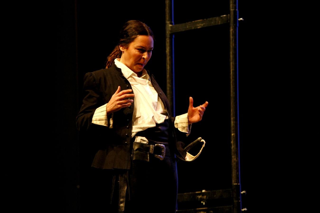 Como es tradición en Torrelavega, anoche, 31 de noviembre, el público se volvió a congregar para disfrutar de una representación del Don Juan de Noviembre, esta vez, a cargo de la Machina Teatro que ofreció una versión dirigida por Rosa Casuso.En esta ocasión, la puesta en escena fue en el TMCE, debido a la lluvia, con la peculiaridad de que Don Juan fue interpretado por una mujer, Patricia Cercas.