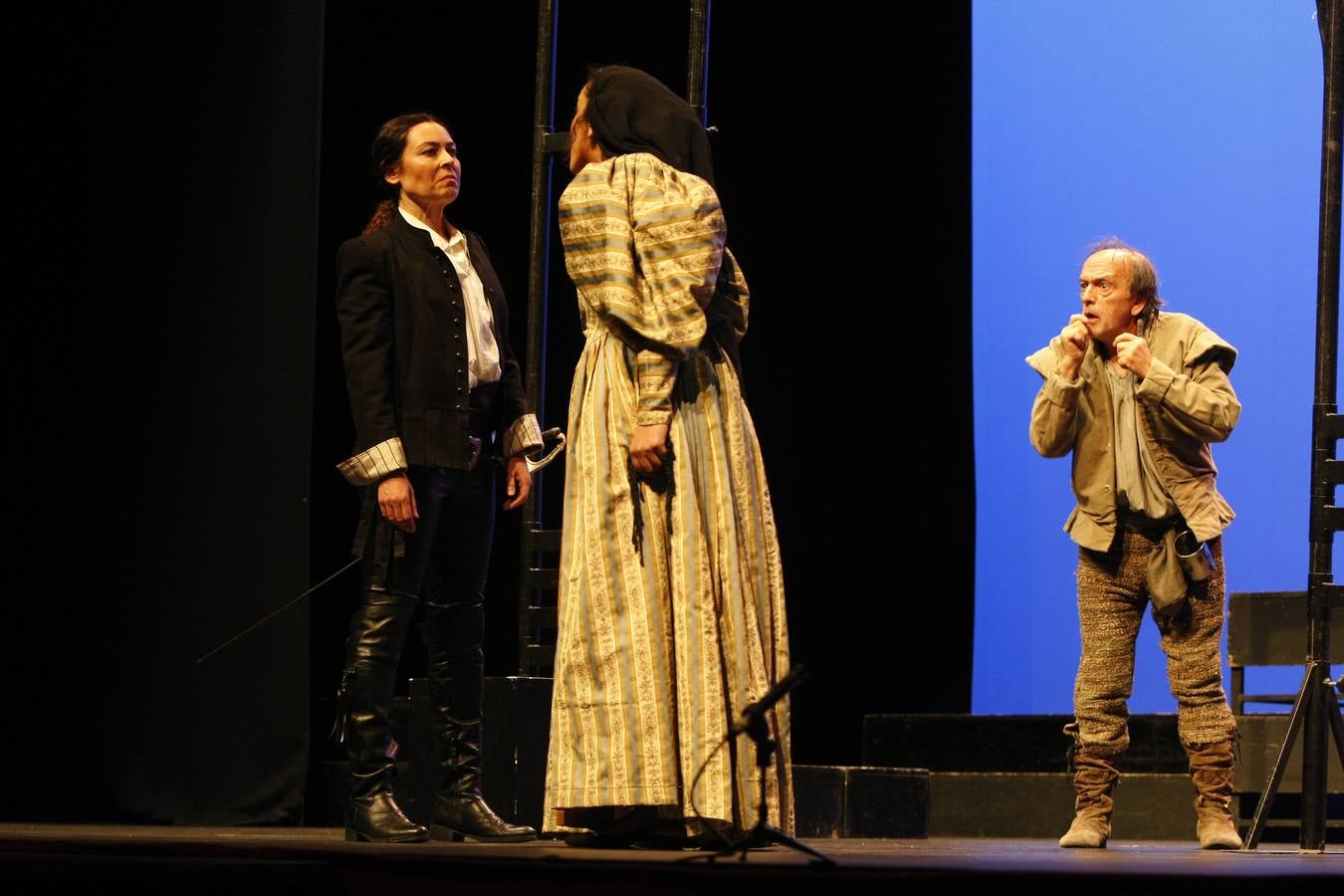 Como es tradición en Torrelavega, anoche, 31 de noviembre, el público se volvió a congregar para disfrutar de una representación del Don Juan de Noviembre, esta vez, a cargo de la Machina Teatro que ofreció una versión dirigida por Rosa Casuso.En esta ocasión, la puesta en escena fue en el TMCE, debido a la lluvia, con la peculiaridad de que Don Juan fue interpretado por una mujer, Patricia Cercas.