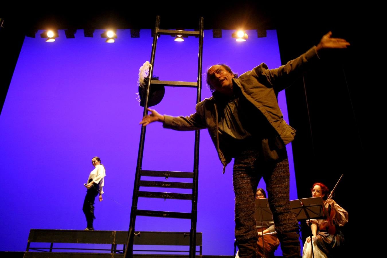 Como es tradición en Torrelavega, anoche, 31 de noviembre, el público se volvió a congregar para disfrutar de una representación del Don Juan de Noviembre, esta vez, a cargo de la Machina Teatro que ofreció una versión dirigida por Rosa Casuso.En esta ocasión, la puesta en escena fue en el TMCE, debido a la lluvia, con la peculiaridad de que Don Juan fue interpretado por una mujer, Patricia Cercas.